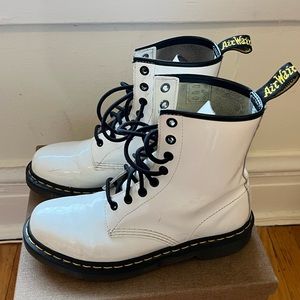 1460 WOMEN'S PATENT LEATHER LACE UP BOOTS